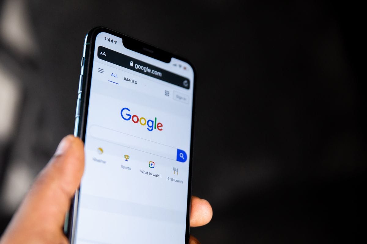 Ilustrasi Google di HP.(Unsplash/Solen Feyissa)
