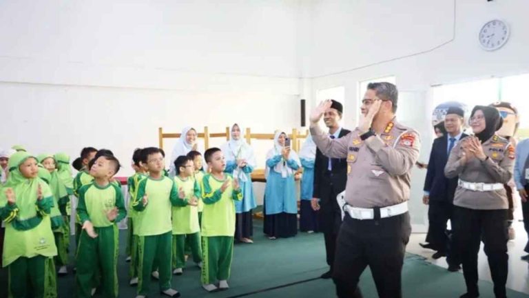 Ditlantas Polda Kalsel Ajarkan Tertib Lalu Lintas ke Siswa SDIT Ukhuwah Banjarmasin