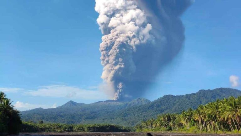 Erupsi Gunung Dukono Tewaskan 3 Pendaki, 2 WNA Singapura Masih Dicari
