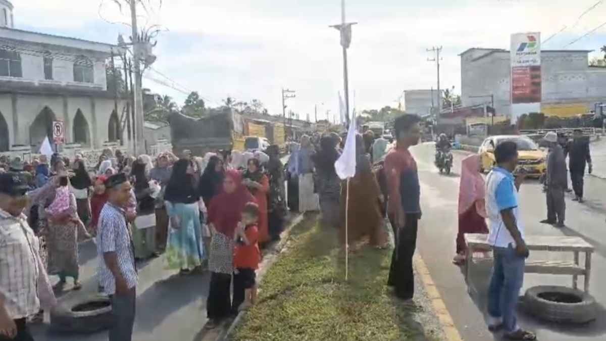 Korban Banjir di Nagan Raya Tutup Jalan, Tuntut Bantuan Pascabencana Segera Direalisasikan