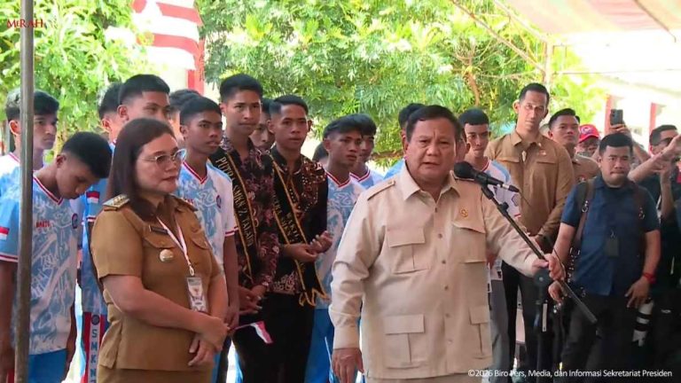 Kunjungi Miangas, Prabowo Janjikan Renovasi Sekolah dan Puskesmas