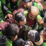 momen saat nadiem makarim peluk driver ojol