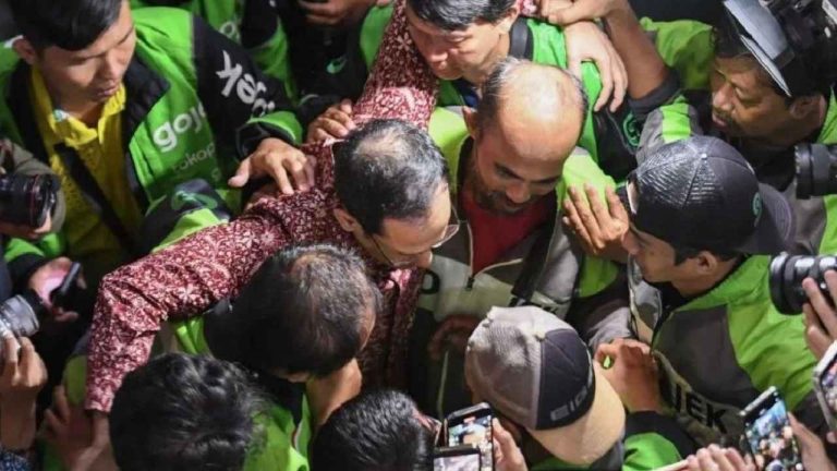 momen saat nadiem makarim peluk driver ojol