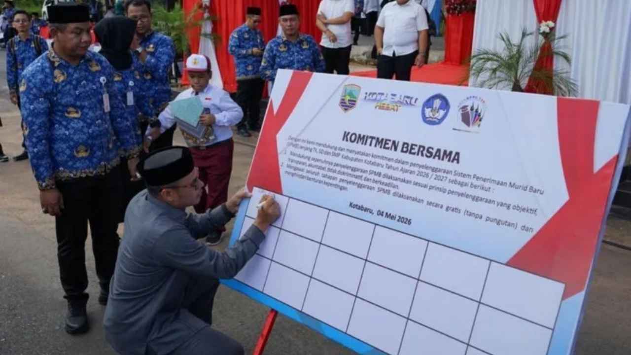 Peringati Hadiri Hardiknas 2026, Wabup Kotabaru Soroti Nasib Guru Honorer