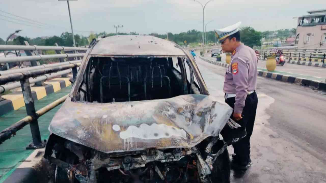 Tiga Kendaraan Ludes Terbakar di Jembatan Basit, Satu Perempuan Alami Luka Bakar