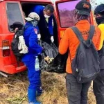 Tim SAR Gabungan Temukan Dua Jenazah Lagi di Pesisir Perairan Seruyan Proses evakuasi jenazah oleh tim SAR gabungan di wilayah pesisir Kalimantan Tengah