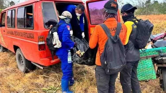 Proses evakuasi jenazah oleh tim SAR gabungan di wilayah pesisir Kalimantan Tengah