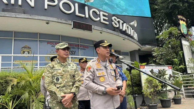 Aksi aktivis Greenpeace di Patung Selamat Datang Bundaran HI