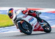 Aksi pebalap pada sesi kualifikasi Moto3 Pertamina Grand Prix of Indonesia di Sirkuit Mandalika