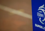 Aksi pesepak bola dalam pertandingan kompetisi Super League di Stadion Jatidiri Semarang