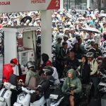 Antrean kendaraan di SPBU saat penerapan aturan ganjil genap pembelian BBM di Bali