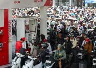 Antrean kendaraan di SPBU saat penerapan aturan ganjil genap pembelian BBM di Bali
