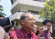 Antrean kendaraan di SPBU wilayah Bali akibat kekhawatiran kelangkaan BBM