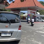 Kelangkaan BBM Melanda Bali Picu Antrean Panjang Kendaraan di Berbagai SPBU Antrean panjang kendaraan di SPBU di Bali akibat kelangkaan bahan bakar minyak