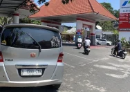 Antrean panjang kendaraan di SPBU di Bali akibat kelangkaan bahan bakar minyak