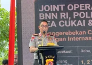 Aparat gabungan saat melakukan penggerebekan laboratorium narkotika di Pidie Aceh