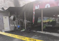 Aparat kepolisian mengamankan barang bukti senjata tajam terkait kasus pembakaran warung di Sukoharjo