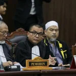 Denny Indrayana Tanggapi Pernyataan Jokowi Soal Polemik Ijazah Gibran Rakabuming Raka Denny Indrayana memberikan tanggapan terkait polemik ijazah Gibran