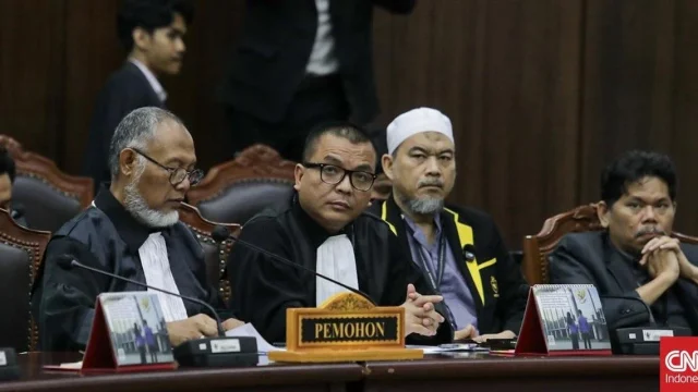 Denny Indrayana memberikan tanggapan terkait polemik ijazah Gibran