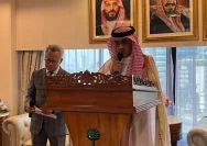 Duta Besar Arab Saudi untuk Indonesia Faisal Abdullah Al Amoudi saat memberikan keterangan pers.