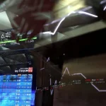 IHSG Melemah 1,33 Persen, Investor Asing Tetap Borong Sepuluh Saham Pilihan Grafik perdagangan saham di layar monitor bursa efek