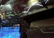 Grafik perdagangan saham di layar monitor bursa efek