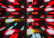 Grafik pergerakan indeks saham yang mengalami penurunan tajam di layar monitor