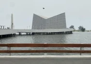 Gubernur DKI Jakarta Pramono Anung saat meresmikan Masjid Apung An-Nur di kawasan pesisir Ancol Jakarta Utara.
