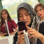 Wanita Asal Bekasi Rela Tak Tidur Demi Pembeli Pertama iPhone 18 Pro Max Hilda Febriyani pembeli pertama iPhone 18 Pro Max di acara iBox Jakarta