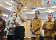 Ilustrasi dokumen kependudukan dan paspor