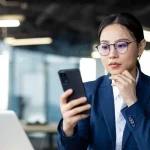 Ilustrasi layanan data internet pada ponsel pintar