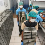 Ilustrasi penyaluran program Makan Bergizi Gratis di sebuah dapur umum.