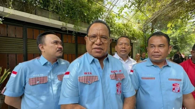 Joko Widodo saat memberikan keterangan pers terkait dinamika politik nasional