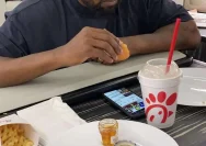 Kanye West menyantap makanan cepat saji dan menikmati milkshake
