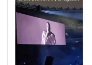 Kanye West saat tampil di atas panggung dalam konser di Jakarta