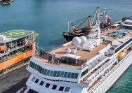 Kapal pesiar mewah yang bersandar di pelabuhan