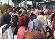 Kepadatan penumpang KRL Commuter Line di peron stasiun akibat pembatalan jadwal perjalanan