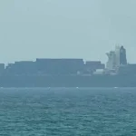 Kapal Kontainer Tenggelam di Selat Hormuz Akibat Menghantam Ranjau Laut Iran Kepulan asap hitam membubung dari kapal kontainer yang tenggelam di Selat Hormuz