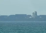 Kepulan asap hitam membubung dari kapal kontainer yang tenggelam di Selat Hormuz
