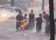 Kondisi banjir yang menggenangi Jalan Mayor Oking, Cibinong, Bogor