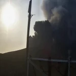 Kondisi erupsi Gunung Anak Krakatau yang mengeluarkan abu vulkanik tebal