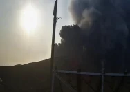 Kondisi erupsi Gunung Anak Krakatau yang mengeluarkan abu vulkanik tebal