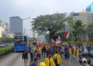 Kondisi lalu lintas di sekitar pusat kota Jakarta saat aksi demonstrasi berlangsung.