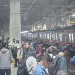 Kondisi stasiun KRL Commuter Line yang mengalami kepadatan penumpang akibat keterlambatan jadwal kereta