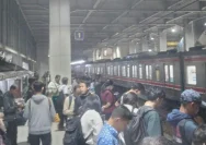 Kondisi stasiun KRL Commuter Line yang mengalami kepadatan penumpang akibat keterlambatan jadwal kereta