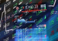 Layar perdagangan saham yang menunjukkan penurunan indeks