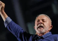 Luiz Inacio Lula da Silva dan Flavio Bolsonaro saat debat calon presiden pemilu Brasil
