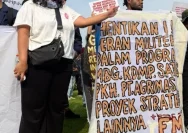 Mahasiswa membentangkan spanduk tuntutan dalam demonstrasi di Jakarta