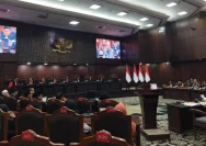 Mantan Ketua KPU Hasyim Asy'ari memberikan kesaksian dalam sidang sengketa di Mahkamah Konstitusi terkait syarat pencalonan