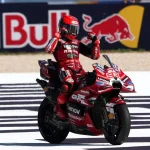 Marc Marquez merayakan kemenangan di podium MotoGP Indonesia 2026
